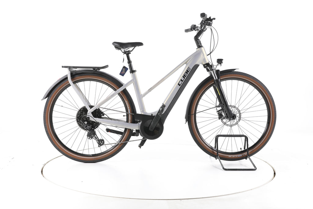 Cube Touring Hybrid Pro 625 Trekking E-Bike - Image 1