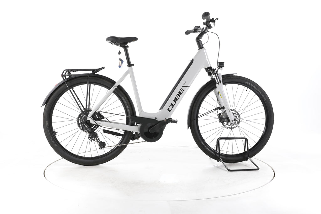 Cube Touring Hybrid ONE Trekking E-Bike Tiefeinsteiger 2025 - Image 1