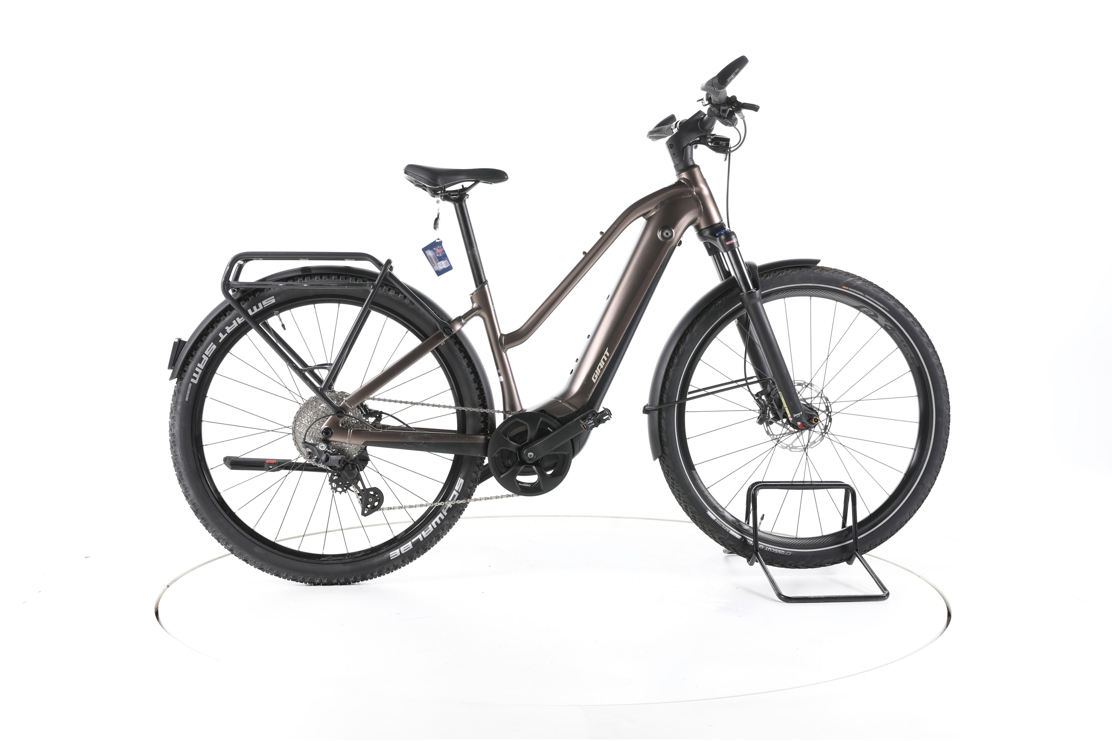 Giant Explore E+ Pro 1 Trekking E-Bike - Image 1